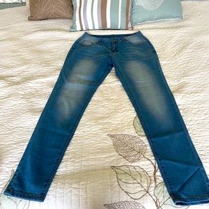 💙 NWOT Curvy Cut Stretchy Skinny Denim Jeans